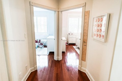 Снять в аренду таунхаус в Форт-Лодердейл, Флорида 4 спальни, 216.46м2, № 1896803 - фото 17