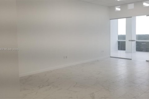 Propiedad comercial en venta en Miami, Florida № 1993578 - foto 11