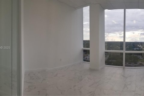 Propiedad comercial en venta en Miami, Florida № 1993578 - foto 13
