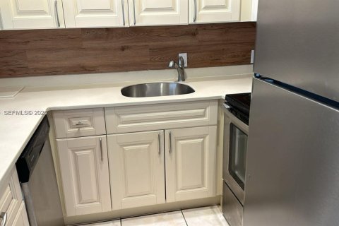 Condominio en venta en Lauderdale Lakes, Florida, 1 dormitorio, 78.97 m2 № 2009141 - foto 2