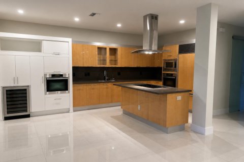 Villa ou maison à louer à Weston, Floride: 5 chambres, 248.23 m2 № 2084237 - photo 3