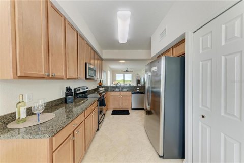Condo in Bradenton, Florida, 2 bedrooms  № 2393513 - photo 13
