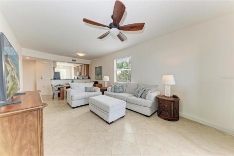 Condo in Bradenton, Florida, 2 bedrooms  № 2393513 - photo 9