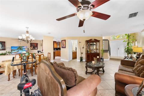 House in Margate, Florida 3 bedrooms, 175.21 sq.m. № 2088322 - photo 18