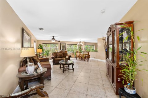 House in Margate, Florida 3 bedrooms, 175.21 sq.m. № 2088322 - photo 15