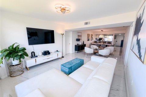Condo in West Palm Beach, Florida, 2 bedrooms  № 2238950 - photo 14