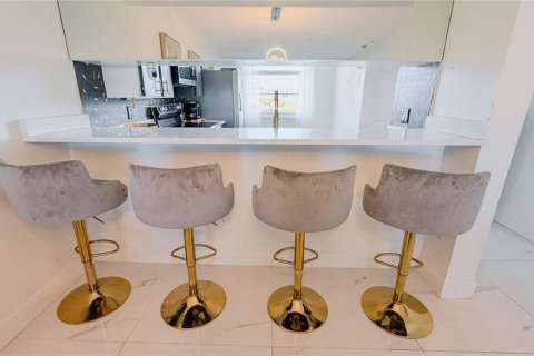 Condo in West Palm Beach, Florida, 2 bedrooms  № 2238950 - photo 10