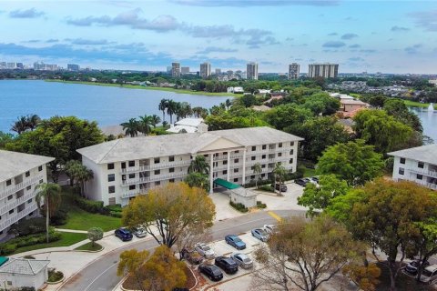 Condo in West Palm Beach, Florida, 2 bedrooms  № 2238950 - photo 2