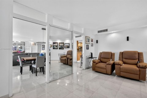 Condominio en venta en Miami, Florida, 3 dormitorios, 215.53 m2 № 1882184 - foto 19