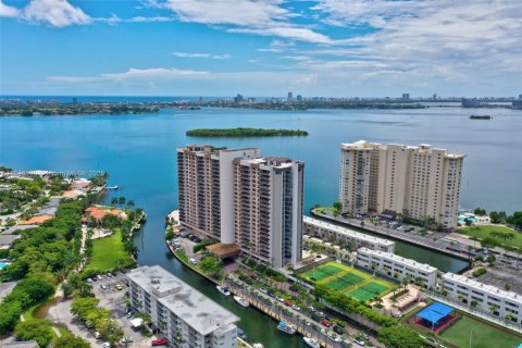 Condominio en venta en Miami, Florida, 3 dormitorios, 215.53 m2 № 1882184 - foto 3