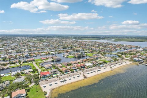 Casa en venta en New Port Richey, Florida, 3 dormitorios, 274.43 m2 № 1831215 - foto 10
