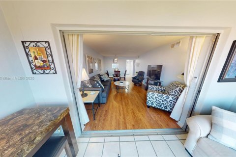 Condominio en venta en Sunrise, Florida, 1 dormitorio, 59.46 m2 № 1863274 - foto 4