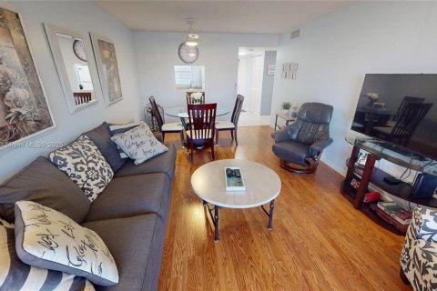 Condominio en venta en Sunrise, Florida, 1 dormitorio, 59.46 m2 № 1863274 - foto 6