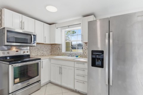 House in Fort Lauderdale, Florida 2 bedrooms, 57.79 sq.m. № 2032430 - photo 13