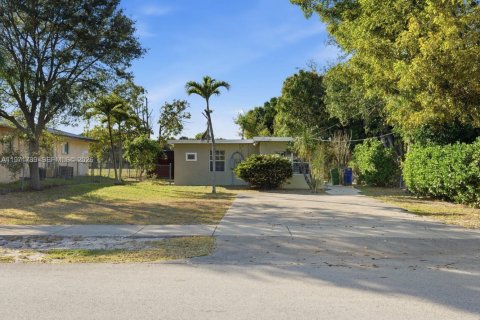 House in Fort Lauderdale, Florida 2 bedrooms, 57.79 sq.m. № 2032430 - photo 2