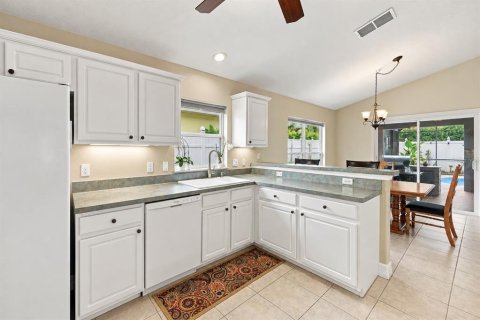 House in Clermont, Florida 3 bedrooms, 171.22 sq.m. № 2409980 - photo 10