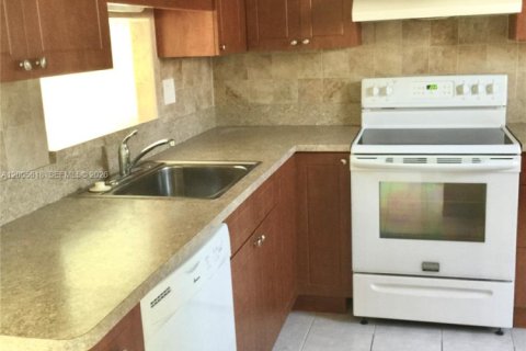 Copropriété à vendre à Lauderdale Lakes, Floride: 2 chambres, 87.7 m2 № 2090509 - photo 2