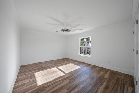 House in Hudson, Florida 3 bedrooms, 197.6 sq.m. № 2118159 - photo 12