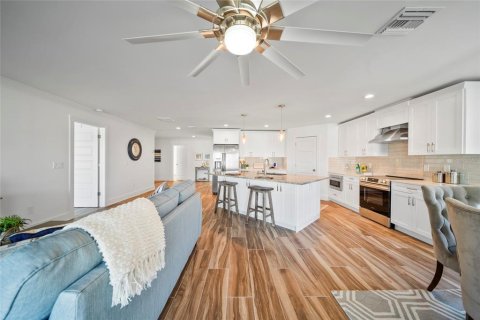 House in Hudson, Florida 3 bedrooms, 197.6 sq.m. № 2118159 - photo 10