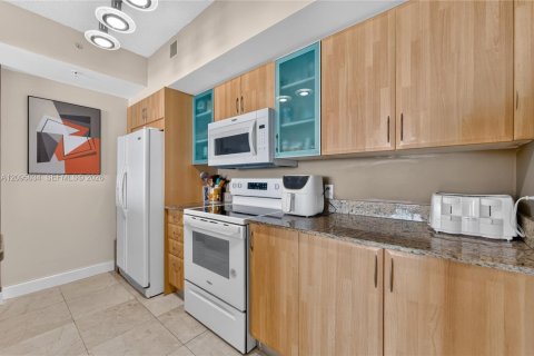 Condo in Sunny Isles Beach, Florida, 2 bedrooms  № 2392139 - photo 8
