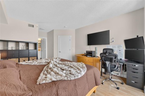 Condo in Sunny Isles Beach, Florida, 2 bedrooms  № 2392139 - photo 14