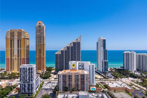 Condo in Sunny Isles Beach, Florida, 2 bedrooms  № 2392139 - photo 25