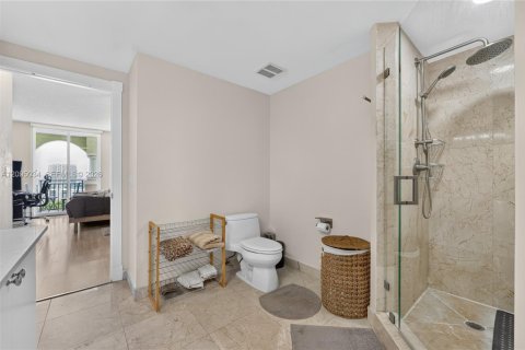 Condo in Sunny Isles Beach, Florida, 2 bedrooms  № 2392139 - photo 15