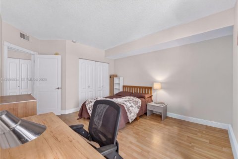 Condo in Sunny Isles Beach, Florida, 2 bedrooms  № 2392139 - photo 20