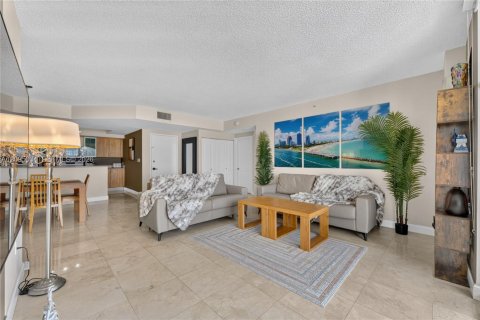 Condo in Sunny Isles Beach, Florida, 2 bedrooms  № 2392139 - photo 9
