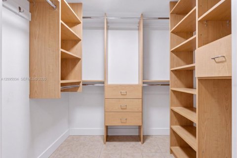 Condo in Sunny Isles Beach, Florida, 2 bedrooms  № 2392139 - photo 17