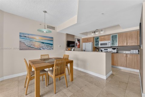 Condo in Sunny Isles Beach, Florida, 2 bedrooms  № 2392139 - photo 6