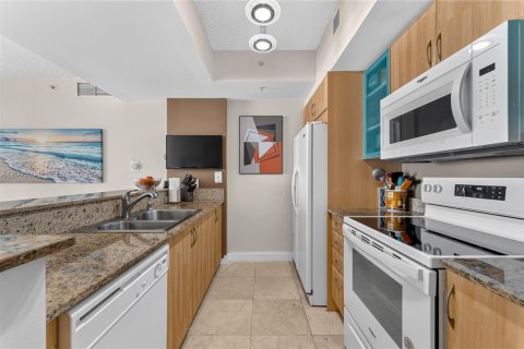 Condo in Sunny Isles Beach, Florida, 2 bedrooms  № 2392139 - photo 7