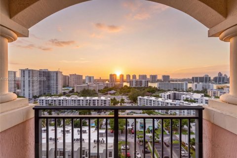 Condo in Sunny Isles Beach, Florida, 2 bedrooms  № 2392139 - photo 2