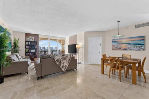 Condo in Sunny Isles Beach, Florida, 2 bedrooms  № 2392139 - photo 10
