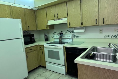 Condo in Port Charlotte, Florida, 1 bedroom  № 1900577 - photo 9