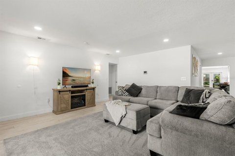 Casa en venta en Tampa, Florida, 4 dormitorios, 177.91 m2 № 1637551 - foto 3