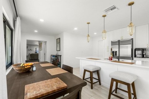 Casa en venta en Tampa, Florida, 4 dormitorios, 177.91 m2 № 1637551 - foto 5