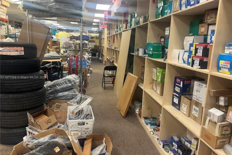 Commercial property in Lauderdale Lakes, Florida № 1927779 - photo 1