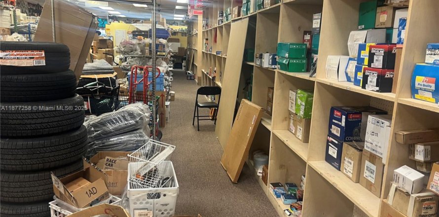 Commercial property in Lauderdale Lakes, Florida № 1927779