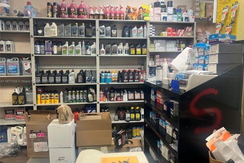 Commercial property in Lauderdale Lakes, Florida № 1927779 - photo 3