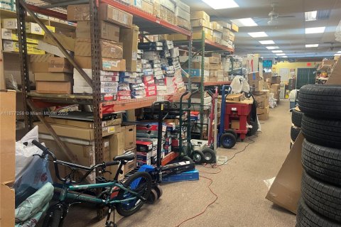 Commercial property in Lauderdale Lakes, Florida № 1927779 - photo 2