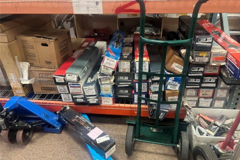 Commercial property in Lauderdale Lakes, Florida № 1927779 - photo 7