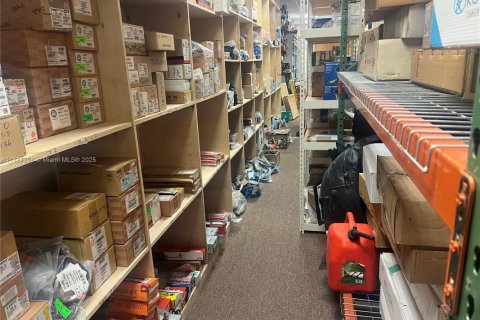 Commercial property in Lauderdale Lakes, Florida № 1927779 - photo 5