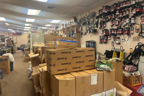 Commercial property in Lauderdale Lakes, Florida № 1927779 - photo 4