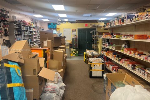 Commercial property in Lauderdale Lakes, Florida № 1927779 - photo 6