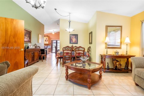 Villa ou maison à vendre à Hialeah, Floride: 4 chambres, 137.03 m2 № 1983713 - photo 13