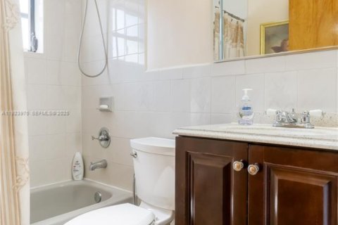 Villa ou maison à vendre à Hialeah, Floride: 4 chambres, 137.03 m2 № 1983713 - photo 21