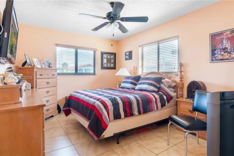 Villa ou maison à vendre à Hialeah, Floride: 4 chambres, 137.03 m2 № 1983713 - photo 18