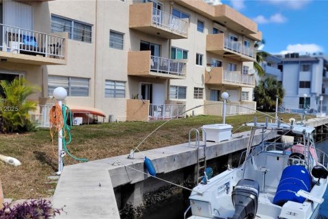 Copropriété à vendre à North Miami Beach, Floride: 2 chambres, 78.69 m2 № 1934459 - photo 3
