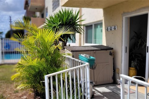 Copropriété à vendre à North Miami Beach, Floride: 2 chambres, 78.69 m2 № 1934459 - photo 18